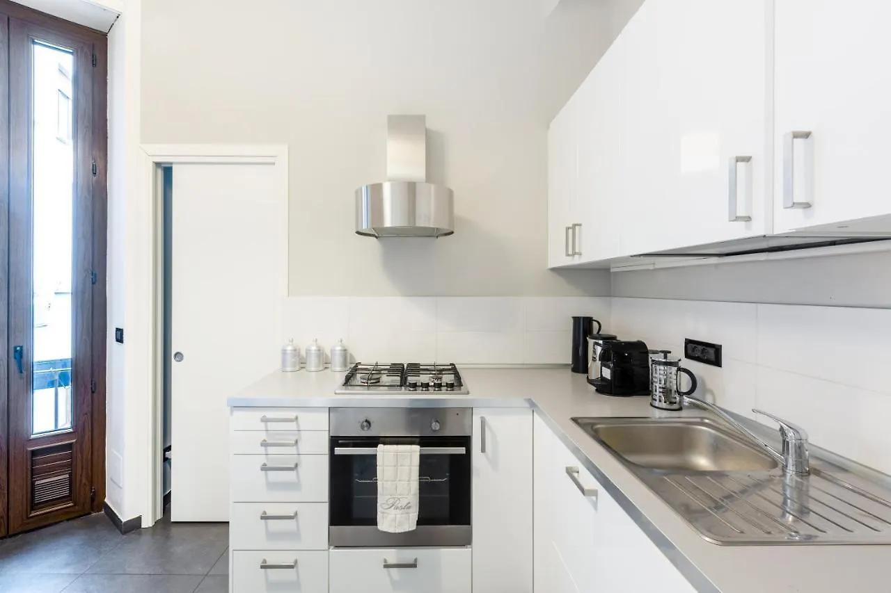 Spacious And Brilliant Apartment In Duomo By Easylife Милан Италия