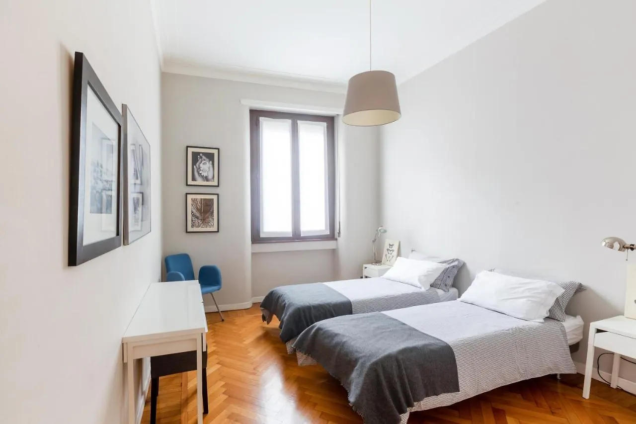 Spacious And Brilliant Apartment In Duomo By Easylife Милан