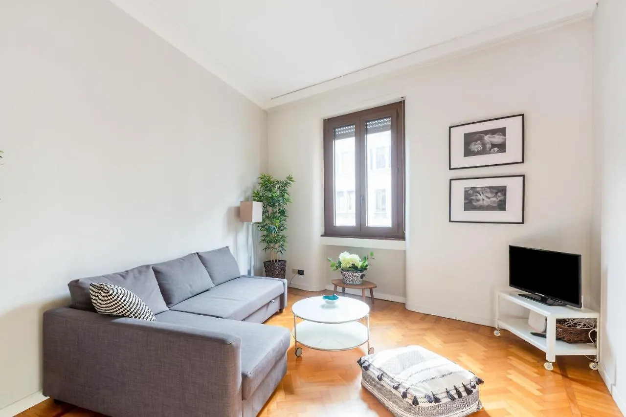 Spacious And Brilliant Apartment In Duomo By Easylife Милан Италия